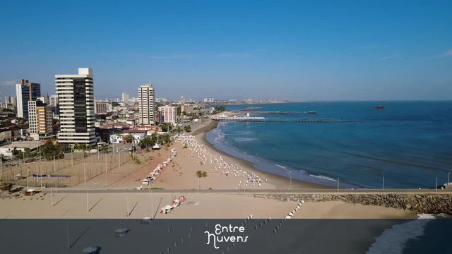 Orla de Fortaleza  com praia e prédios à beira-mar