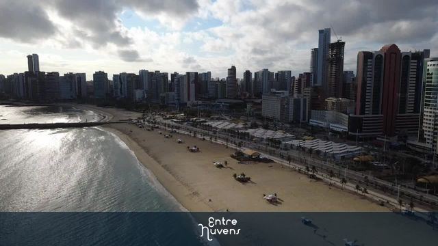 Orla de Fortaleza e praia ao amanhecer