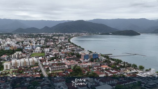 Orla e Montanhas da Praia de Ubatuba