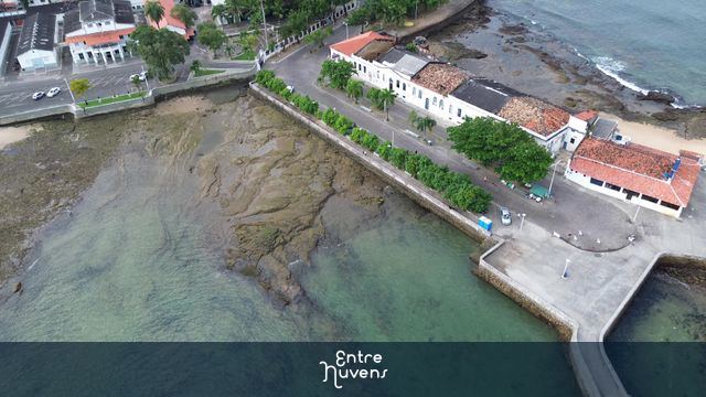 Orla histórica com mar de águas rasas