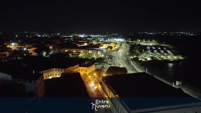 Orla iluminada e centro histórico à noite