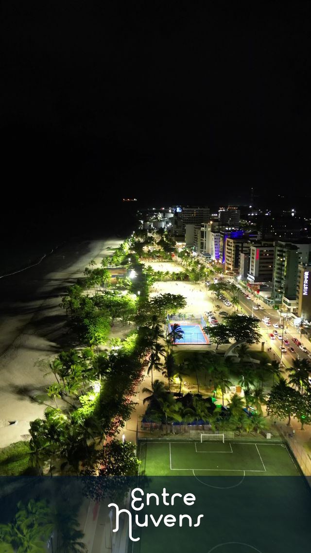 Orla iluminada e quadras esportivas à noite — vídeo aéreo de Maceió
