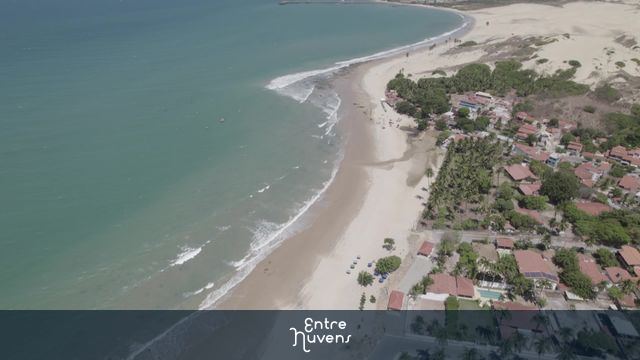 Orla paradisíaca com mar azul e vilarejo — vídeo aéreo de Paracuru