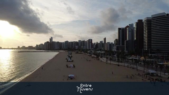 Orla urbana à beira-mar de Fortaleza ao amanhecer 