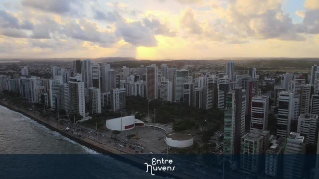 Orla Urbana ao Entardecer — vídeo aéreo de Recife