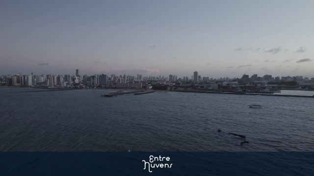 Orla urbana ao entardecer com skyline moderno
