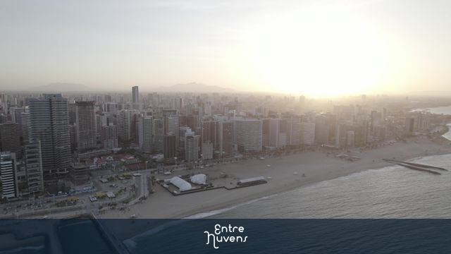 Orla urbana ao entardecer com sol brilhante