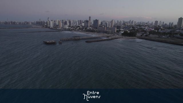 Orla urbana com píer ao entardecer