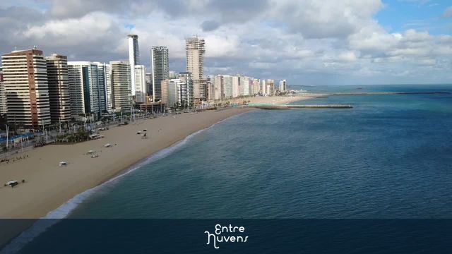 Orla urbana e mar azul na Praia de Fortaleza