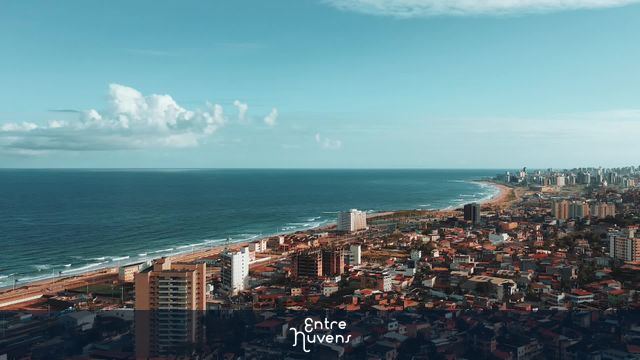 Orla urbana e oceano sob céu azul