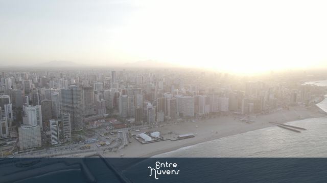 Orla urbana e praia ao entardecer