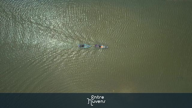 Pacote de 2 videos com sobrevoos sobre o Capibaribe seguindo dois barcos. - Barcos do Capibaribe — vídeo aéreo de Recife