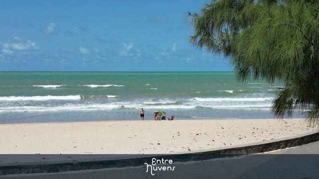 Paisagem da Praia de Boa Viagem com a placa de Recife ao fundo 