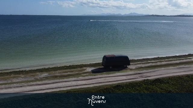 Paisagem natureza Life style kombi — vídeo aéreo de Arraial do Cabo