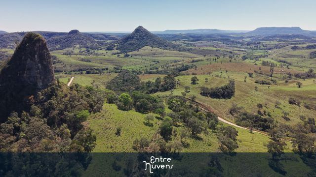 Paisagem Rural com Formações Rochosas e Vista Panorâmica em Torre de Pedra, SP