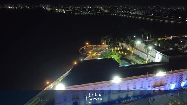 Palácio dos Leões iluminado à beira do rio à noite