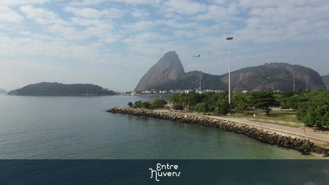 Pão de açúcar com avião passando na frente 