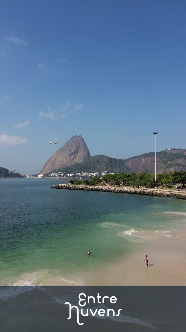 Pão de Açúcar com um avião passando na frente 
