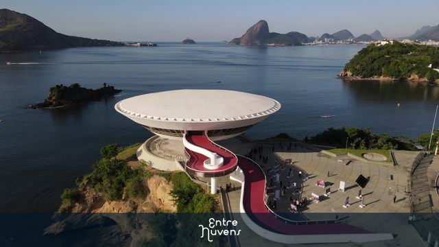 Pão de Açúcar e Museu de Arte Contemporânea de Niterói no Rio de Janeiro