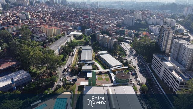 Paraisópolis - CEU / comunidade — vídeo aéreo de São Paulo