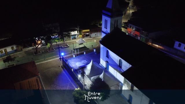 Paróquia Nossa Senhora de Nazaré vista aérea noturna. — vídeo aéreo de Antônio Dias