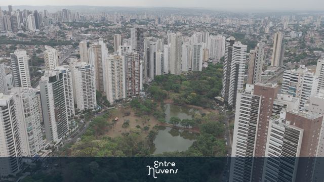 Parque cercado por arranha-céus urbanos — vídeo aéreo de Goiânia
