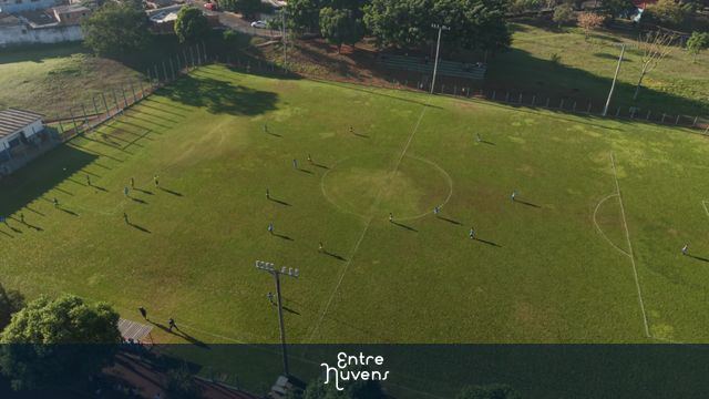 Partida de Futebol Amador Vista de Cima por Drone — vídeo aéreo de Uberlândia