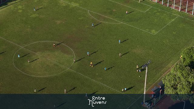 Partida de futebol amador vista de cima — vídeo aéreo de Uberlândia