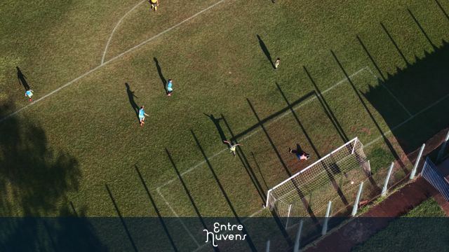 Partida de futebol amador vista de drone — vídeo aéreo de Uberlândia