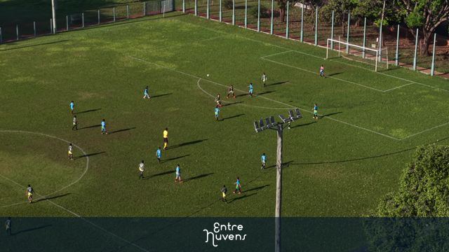 Partida de futebol de base: visão aérea do campo — vídeo aéreo de Uberlândia
