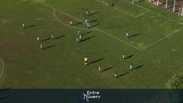 Partida de futebol de base: vista aérea de um jogo emocionante — vídeo aéreo de Uberlândia