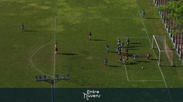 Partida de Futebol Infantil: Visão Aérea de um Jogo Competitivo — vídeo aéreo de Uberlândia