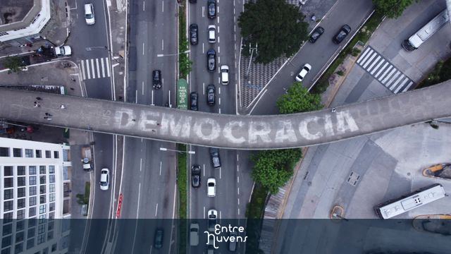 Passarela com a palavra “DEMOCRACIA” destacada — vídeo aéreo de São Paulo