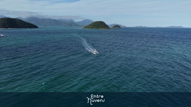 Passeio de lancha pelas águas cristalinas de Ubatuba