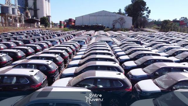 Pátio do porto seco cheio de carros novos — vídeo aéreo de Uberaba