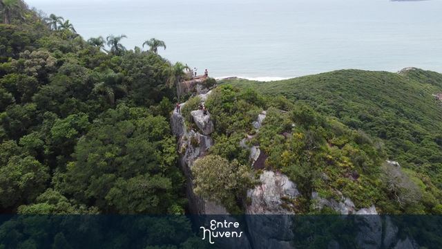 Pedra do Urubu Guarda do Embaú — vídeo aéreo de Palhoça
