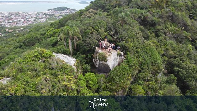 Pedra do Urubu na Guarda do Embaú — vídeo aéreo de Palhoça
