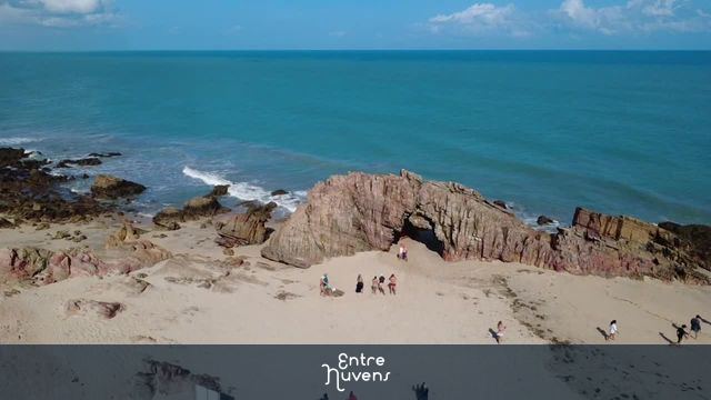 Pedra Furada na Praia de Jericoacoara — vídeo aéreo de Jijoca de Jericoacoara