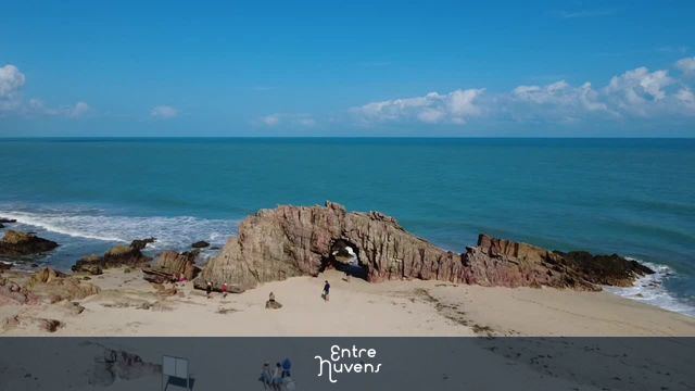  Pedra Furada na Praia do Jericoacoara  — vídeo aéreo de Jijoca de Jericoacoara