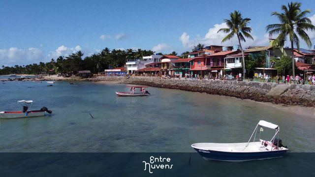 Pequenos barcos de pesca na terceira praia em Morro de São Paulo, Bahia — vídeo aéreo de Cairu
