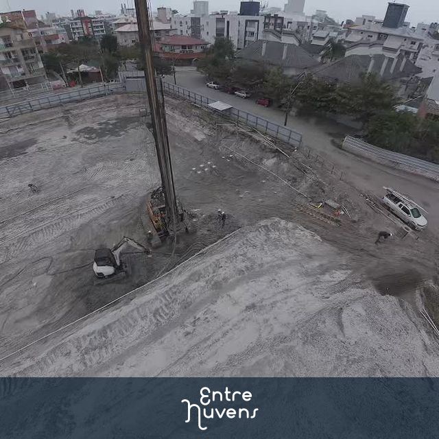 Perfuração de Estacas em Terreno Urbano — vídeo aéreo de Florianópolis