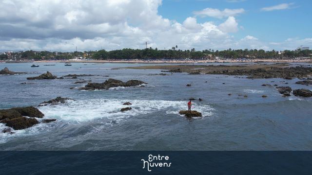 Pescador em Itapuã — vídeo aéreo de Salvador