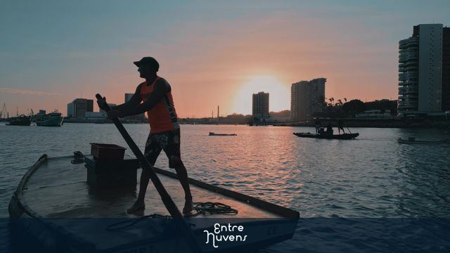 Pescadores e Jangadas no porto do mucripe ao amanhacer — vídeo aéreo de Fortaleza