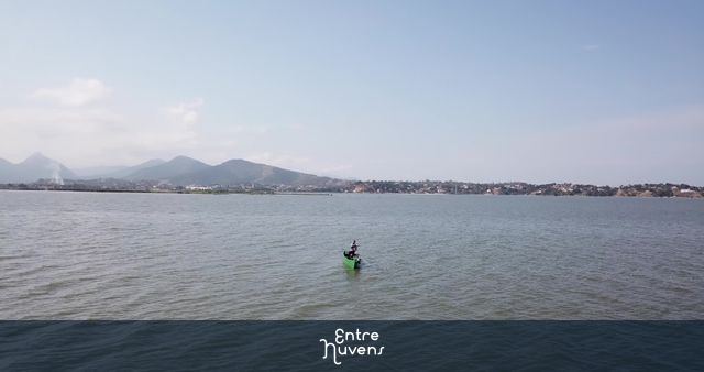 Pescadores em um barco na Lagoa de Maricá, orla do Parque Nanci