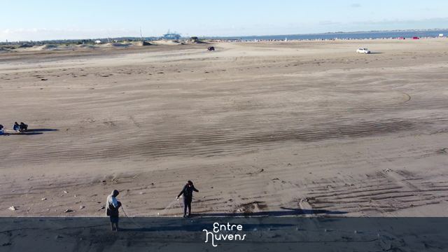 Pescadores na Praia do Cassino, a maior praia do mundo — vídeo aéreo de Rio Grande