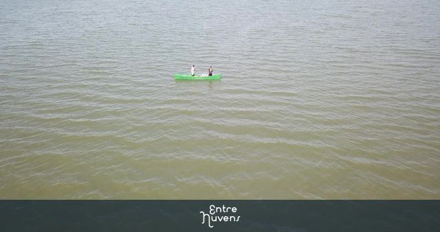 Pescadores recolhem a rede na Lagoa de Maricá/RJ