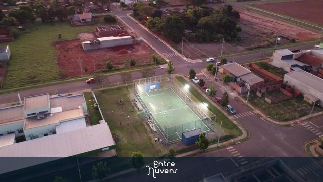 Pessoas Jogando Futebol em uma quadra da Periferia, no fim de tarde. — vídeo aéreo de Guaporema