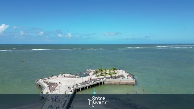 Píer à beira-mar com vista panorâmica na Praia de Ponta Verde — vídeo aéreo de Maceió