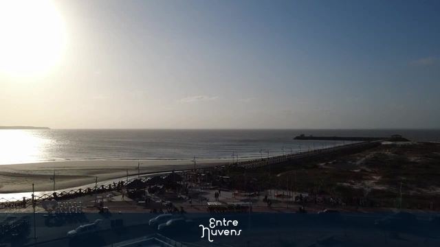 Píer ao entardecer com vista para o mar