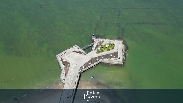 Píer com Praça e Palmeiras Sobre o Mar - Ponta Verde — vídeo aéreo de Maceió